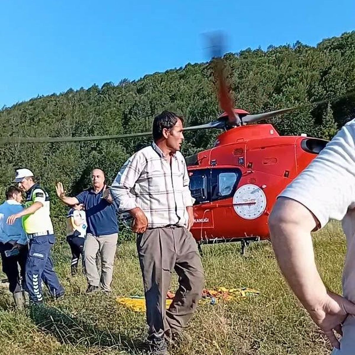 Samsun'un Ladik ilçesinde traktör kazasında yaralanan mahalle muhtarını taşıyan ambulans helikopter.