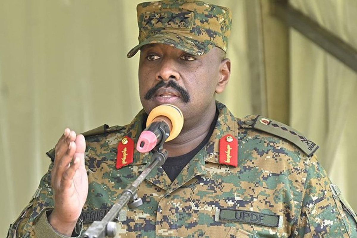 Uganda Genelkurmay Başkanı Muhoozi Kainerugaba'nın emriyle kapatılan bağımsız gazete ve televizyon binası önündeki askeri birlikler.