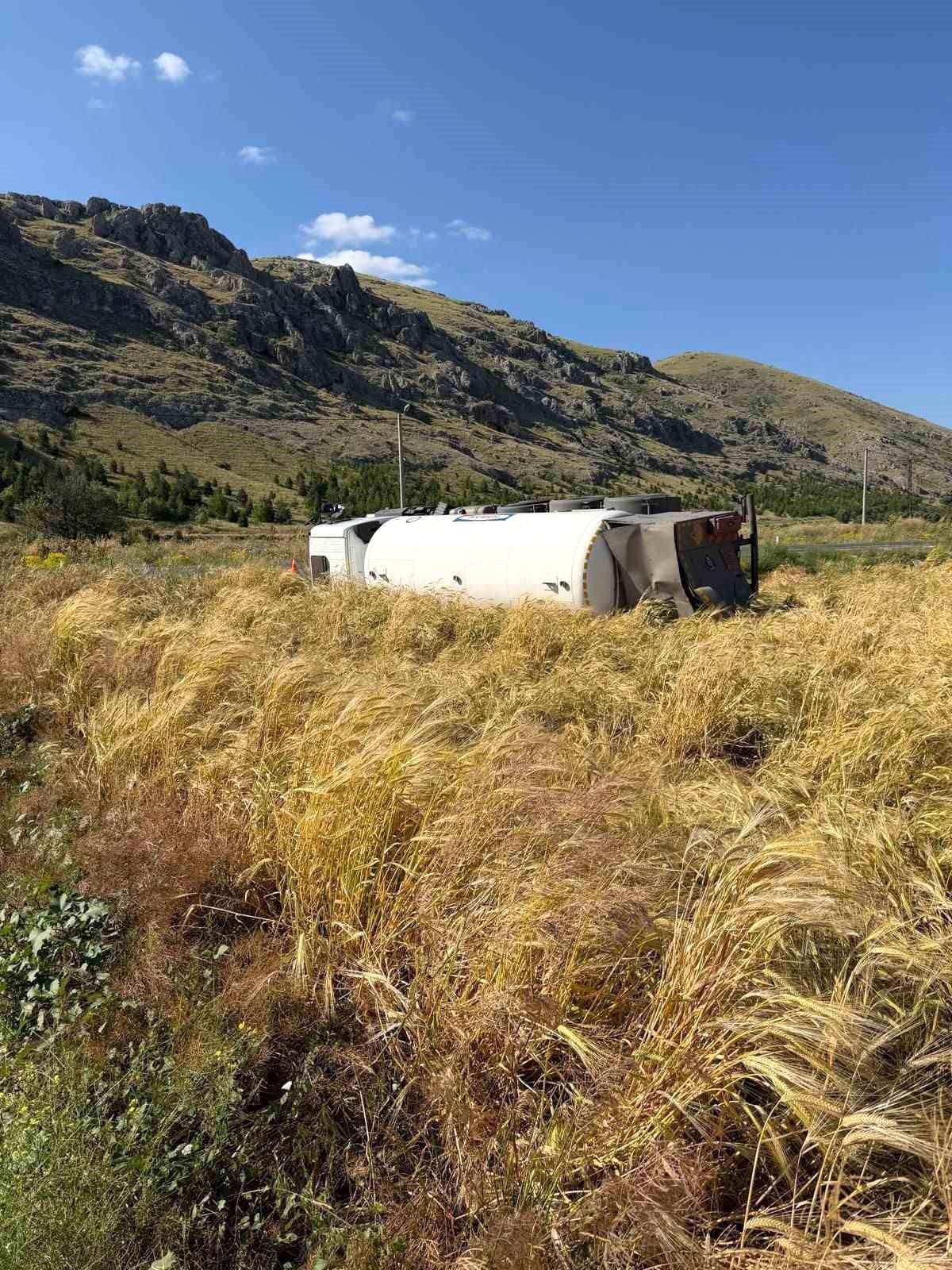 Yol kenarına devrilen tankerin sürücüsü yaralandı