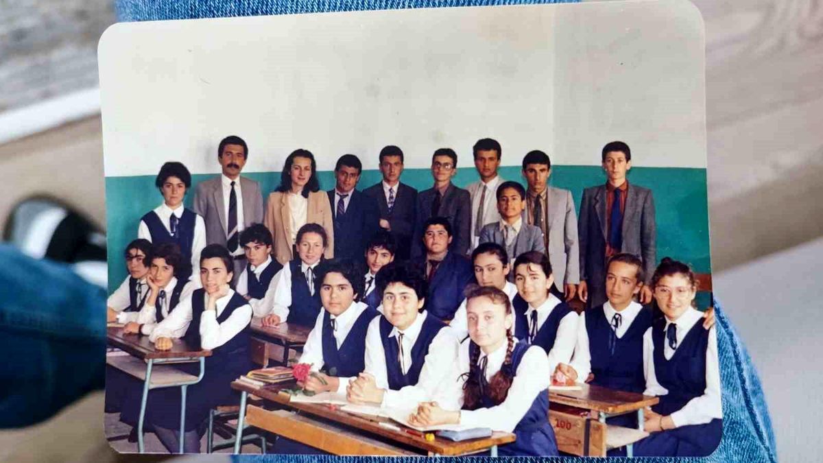 45 yıllık öğretmeni eşinin emeklilik sürprizi gözyaşlarına boğdu