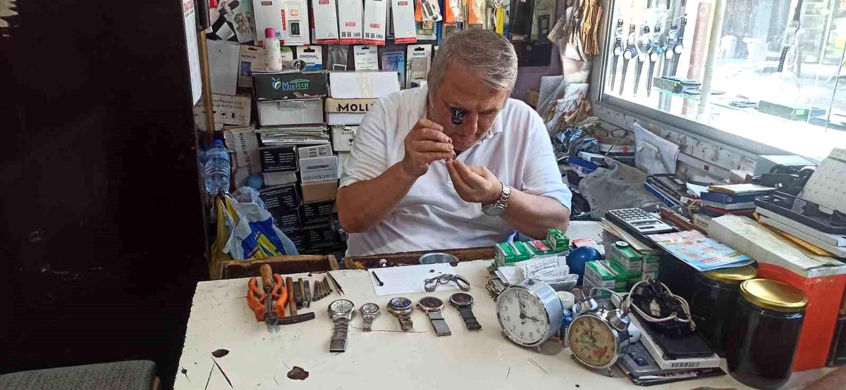 52 yıllık saat tamircisi teknolojiye direniyor