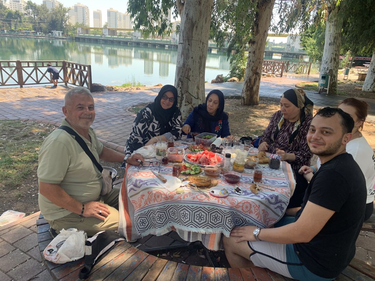 Adana'da 35 derece sıcaklıkta nehir kenarında piknik keyfi