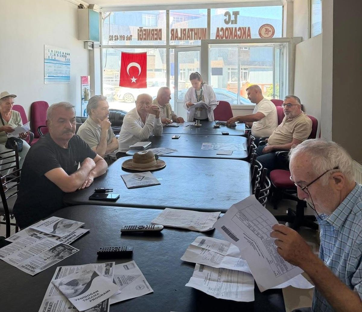 Düzce'de muhtarlara sağlık eğitimi verildiği sırada çekilmiş bir fotoğraf.