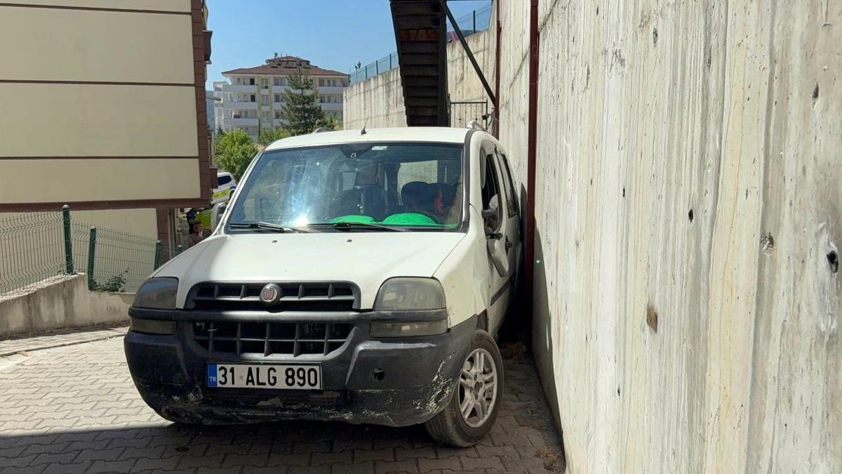 Aküsü biten aracı iterken canından oluyordu