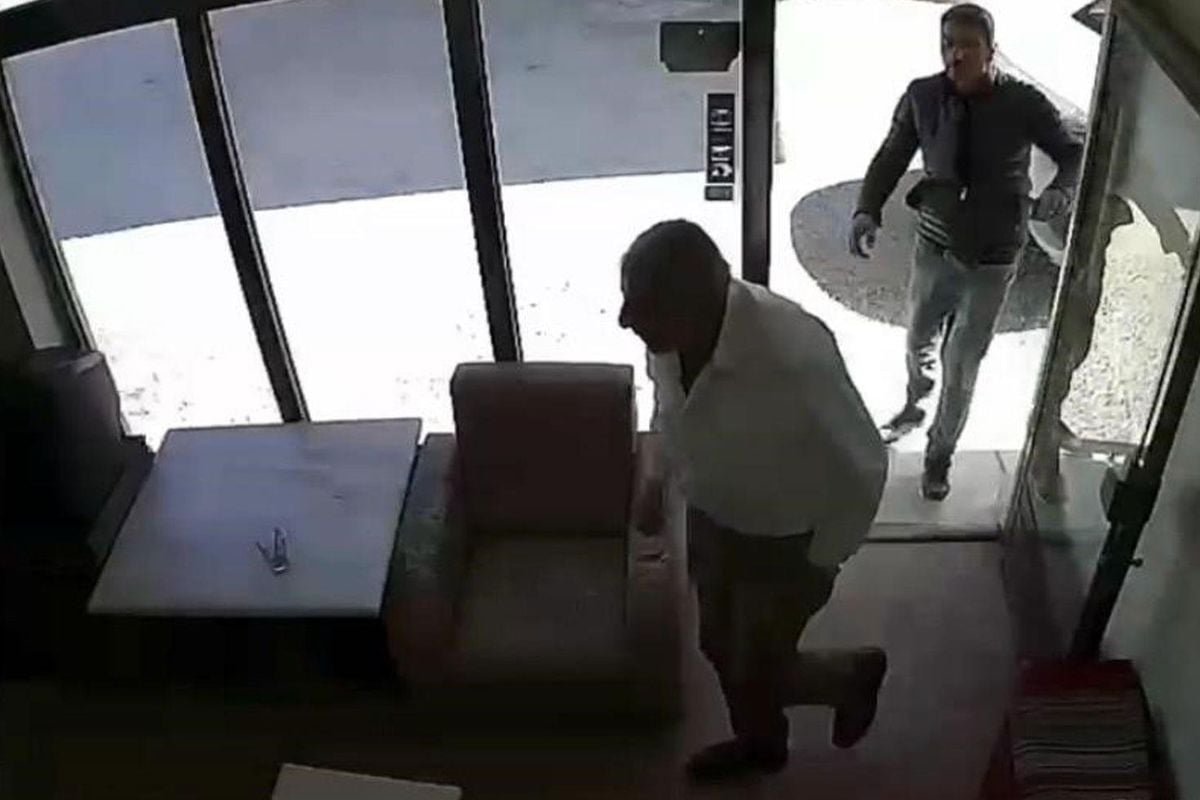 İsteği reddedilince dükkanı basıp komşularına dehşeti yaşattı