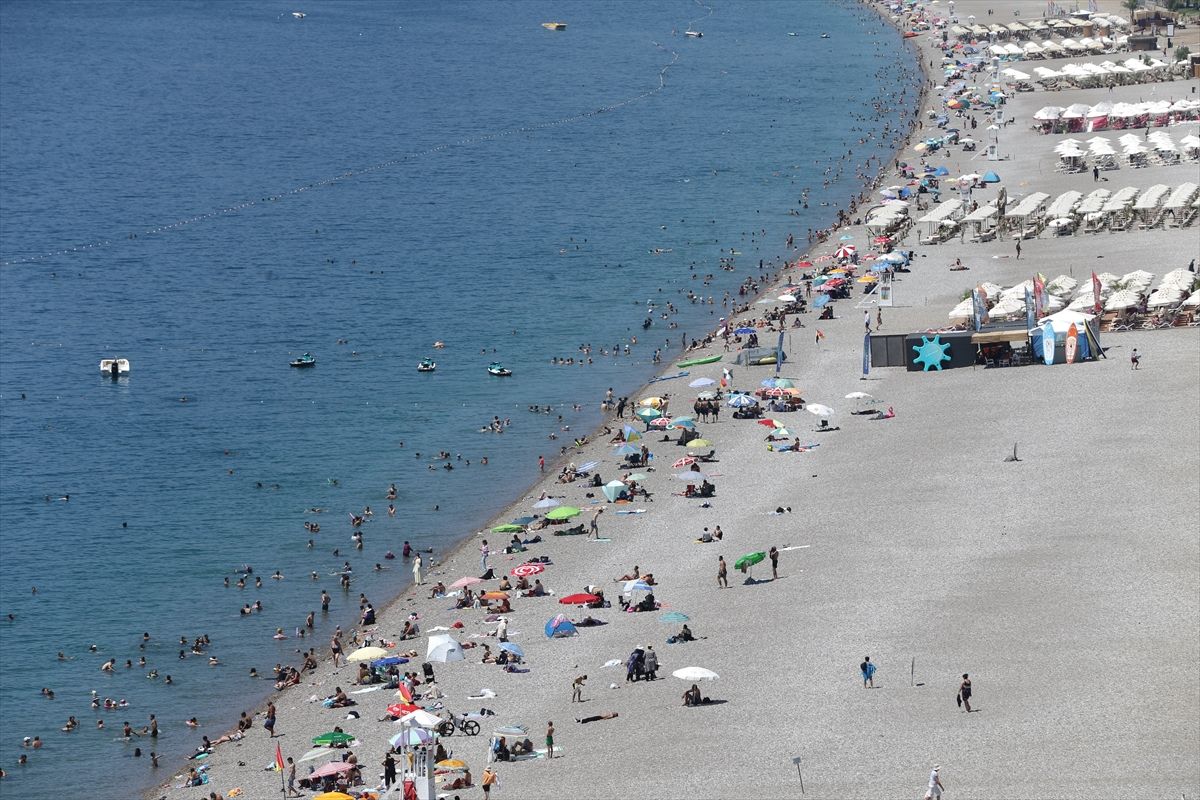 Antalya'da sıcaktan bunalanlar sahillerde yoğunluk oluşturdu