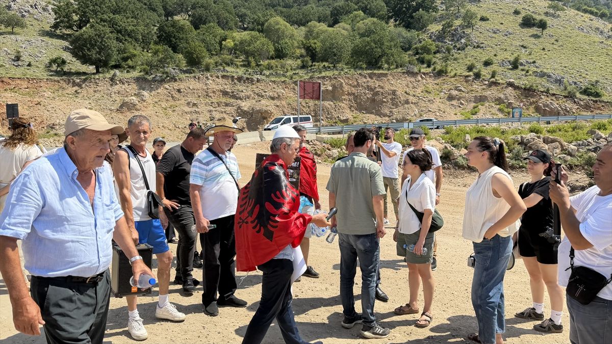 Arnavutluk Meclis binası önünde düzenlenen protesto gösterisi