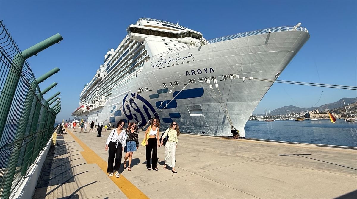 'Aroya' kruvaziyeri Bodrum'a 2 bin 671 turist getirdi