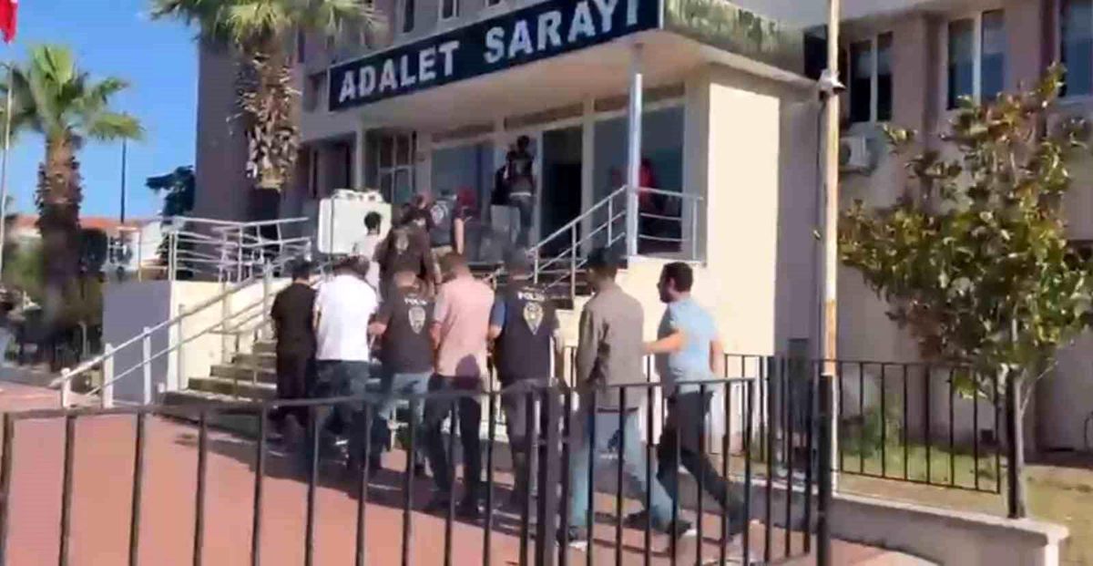 Balıkesir merkezli düzenlenen operasyonda ele geçirilen dijital materyaller ve polis ekipleri.