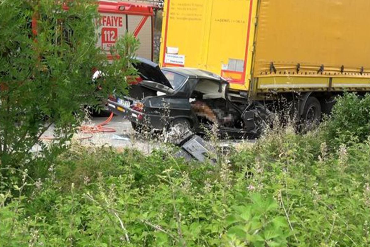 Samsun'da park halindeki tıra çarpan otomobilde 2 kişi hayatını kaybetti