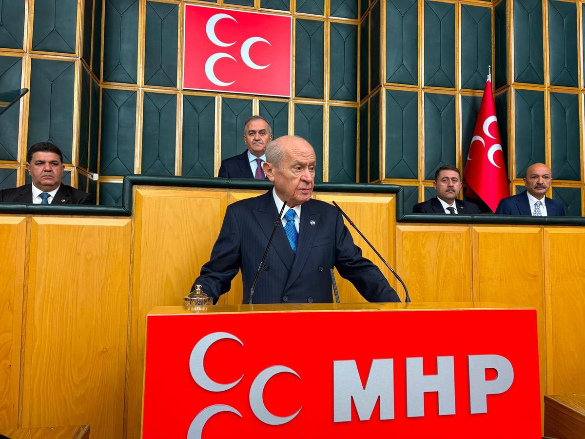 MHP Genel Başkanı Devlet Bahçeli kürsüde konuşma yaparken