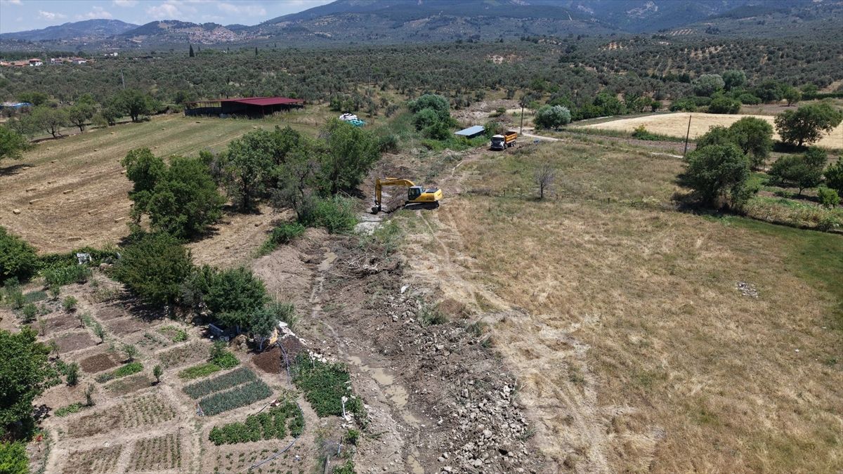Balıkesir'de DSİ'nin taşkın riskine karşı çalışmaları sürüyor