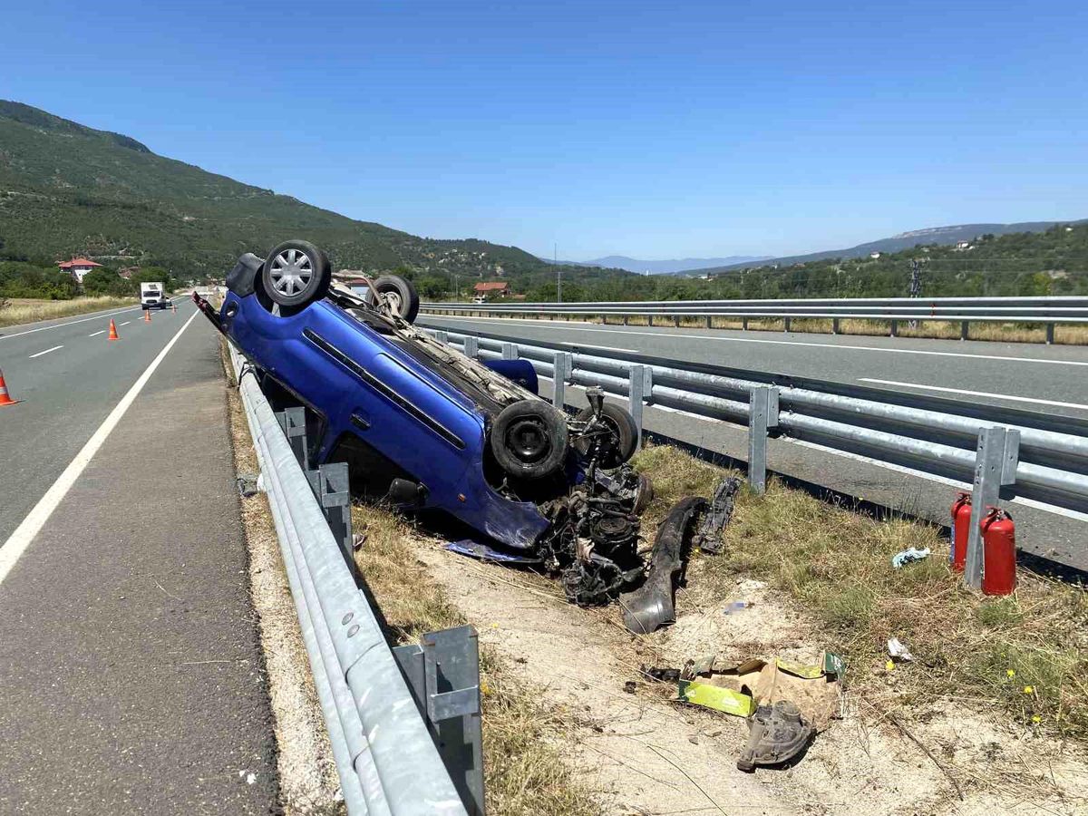 Kastamonu'nun Araç ilçesinde kaza yapan hafif ticari araç