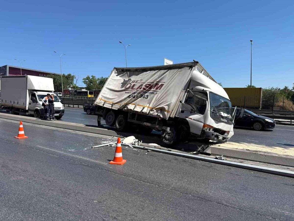 Beylikdüzü E-5'te trafiği kilitleyen kaza