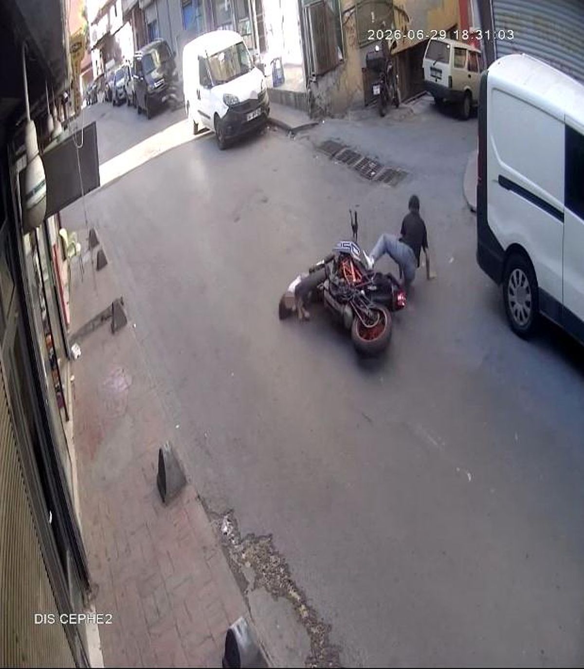 Beyoğlu'nda scooter kullanan 4 yaşındaki çocuğa motosiklet çarptı