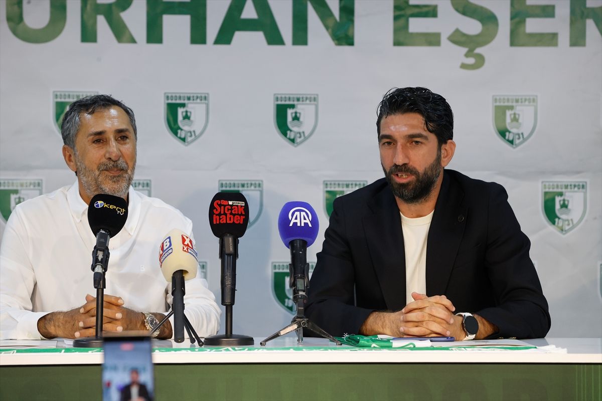 Bodrum FK teknik sorumlusu Burhan Eşer imza töreninde