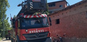 Boyabat'ta bir evin çatısında çıkan yangın hasara yol açtı