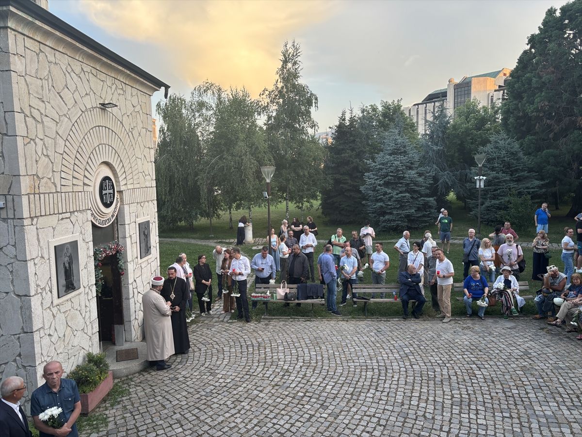 Sofya'da Dosyalar Komisyonu'nun kapatılmasını protesto eden vatandaşlar