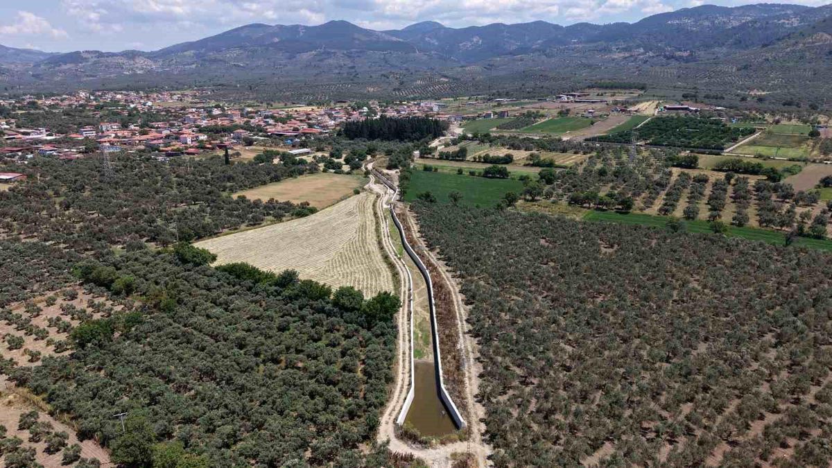 Balıkesir Burhaniye'de DSİ tarafından sürdürülen taşkın koruma çalışmaları