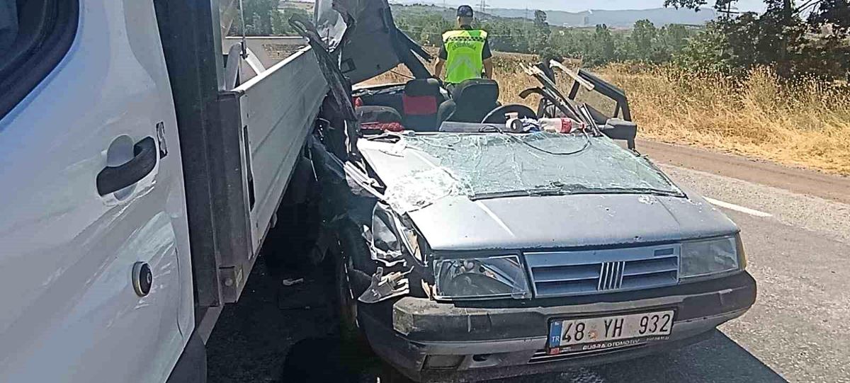Çanakkale'de kamyonete arkadan çarpan otomobilde ağır yaralanan çocuk hayatını kaybetti