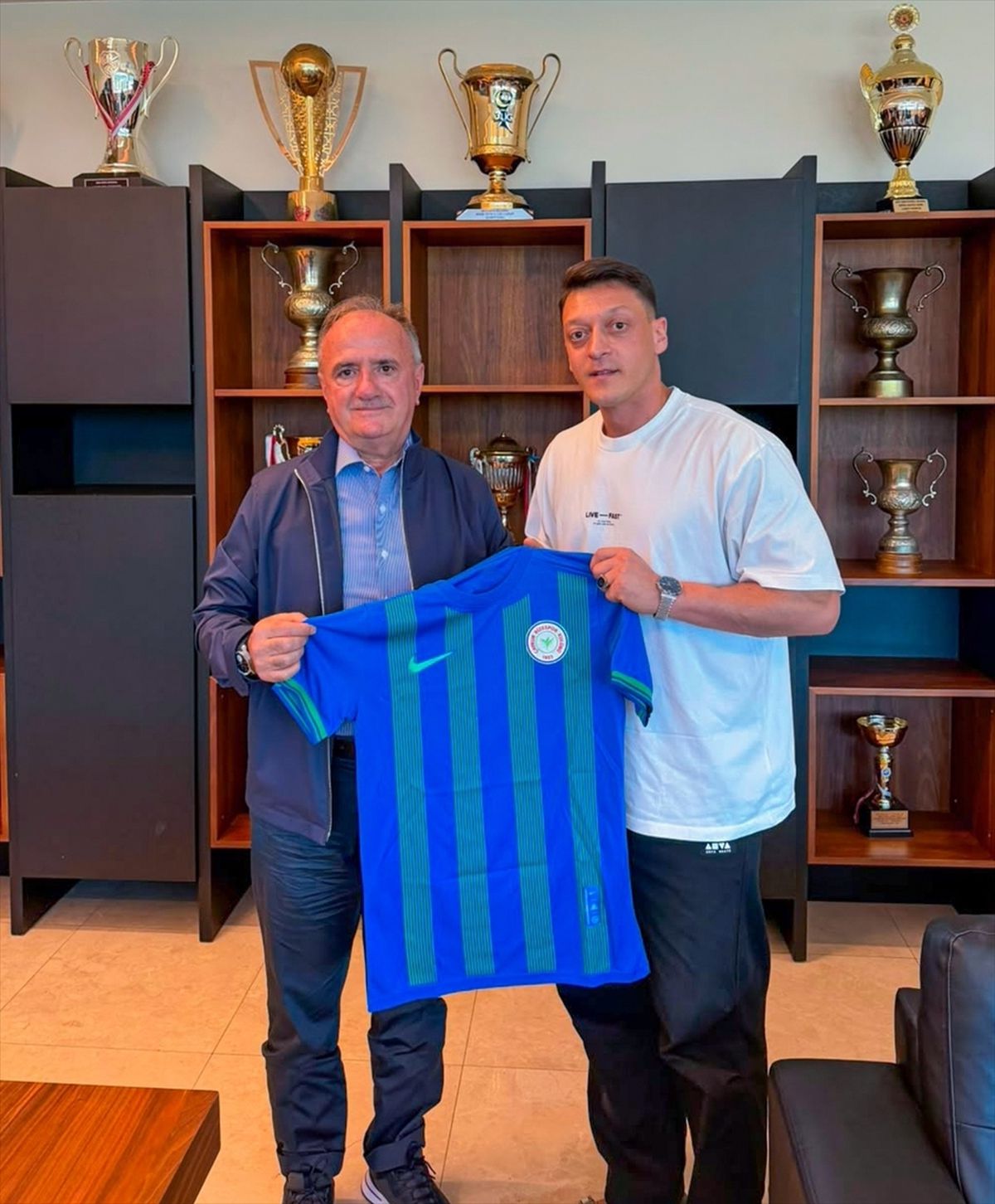 Çaykur Rizespor Başkanı Saruhan, 'Rizespor Akademi' için Mesut Özil ile bir araya geldi