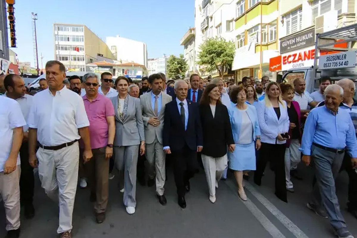 AK Parti'ye katılan Keşan Belediye Başkanı Mehmet Özcan, törenle belediyeye gitti