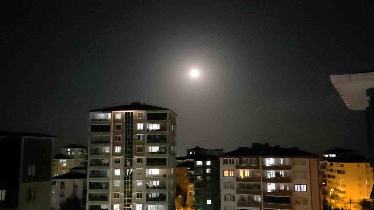 Edirne semalarında yükselen Çilek Dolunayı