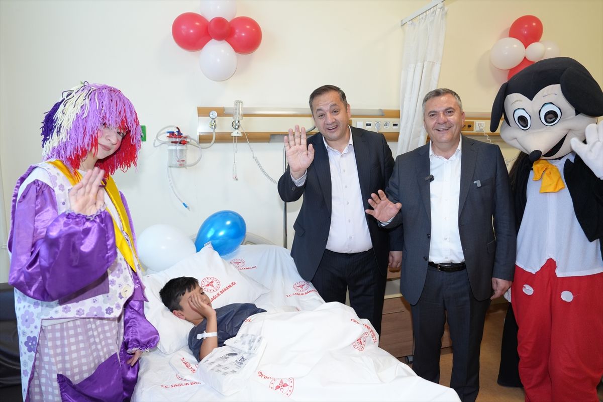 Çubuk'ta şölende sünnet edilen çocuklara ziyaret