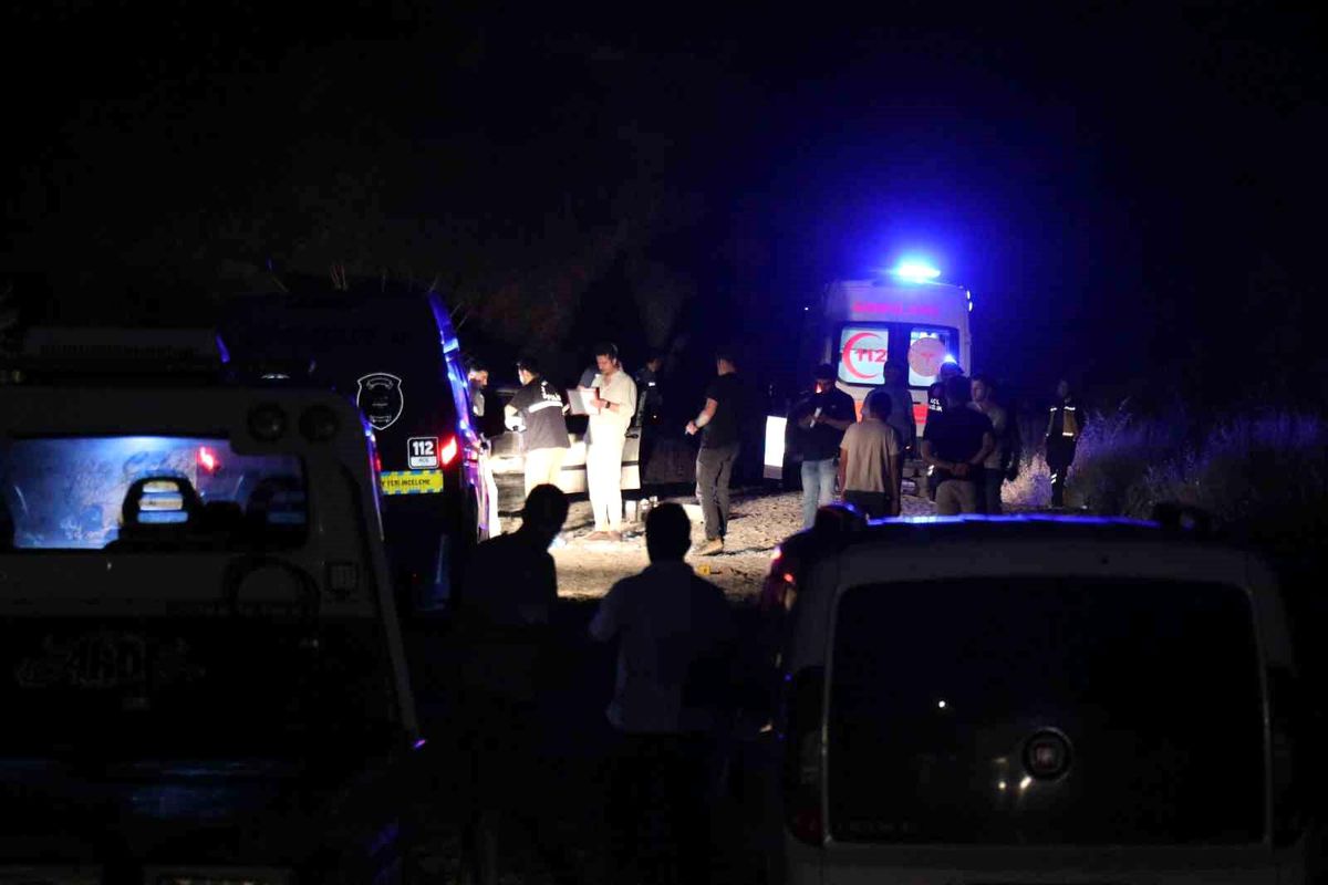 Denizli'de silahlı kavgada yaralananlara sağlık ekiplerince müdahale ediliyor.