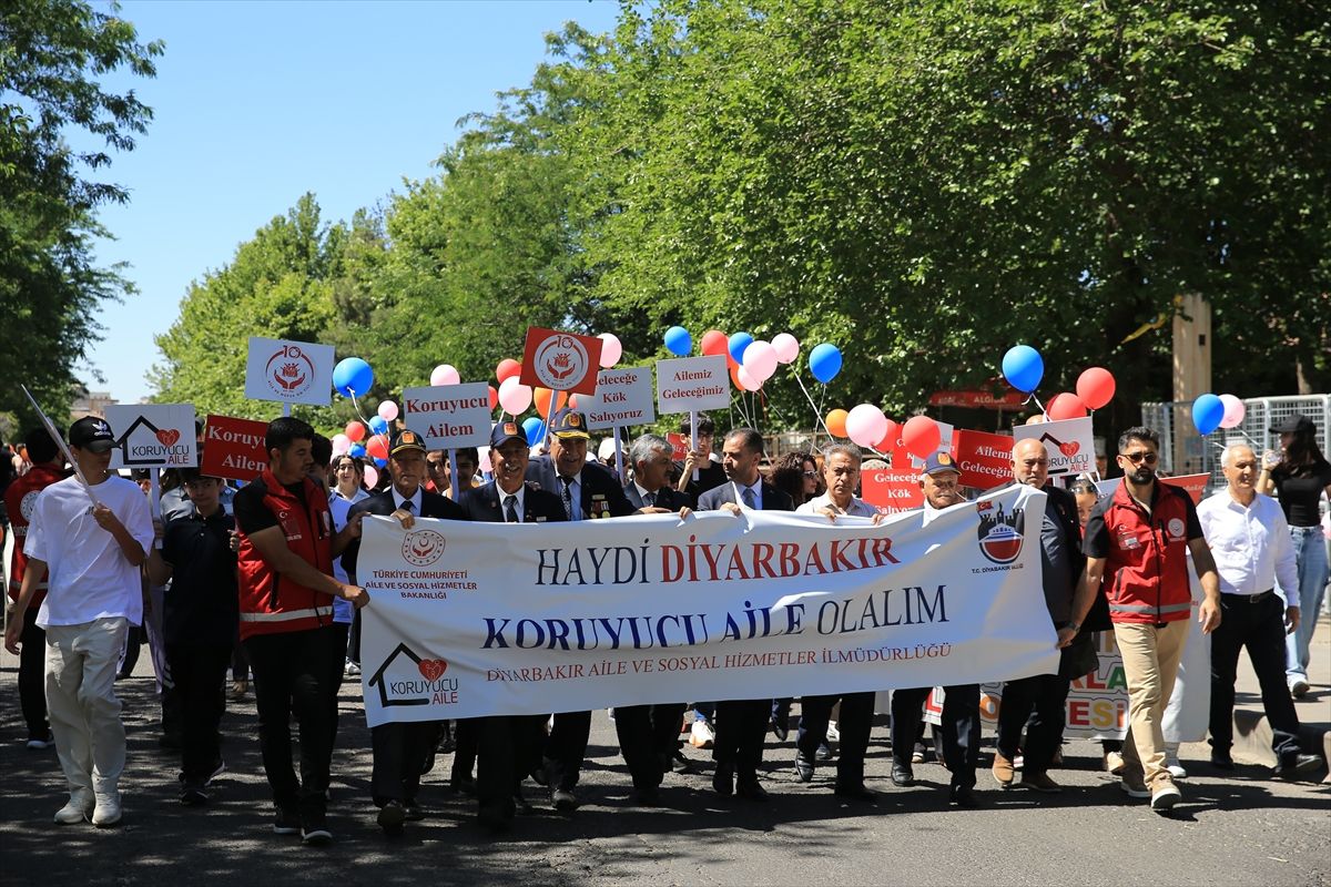 Diyarbakır'da '30 Haziran Koruyucu Aile Günü' yürüyüşü düzenlendi