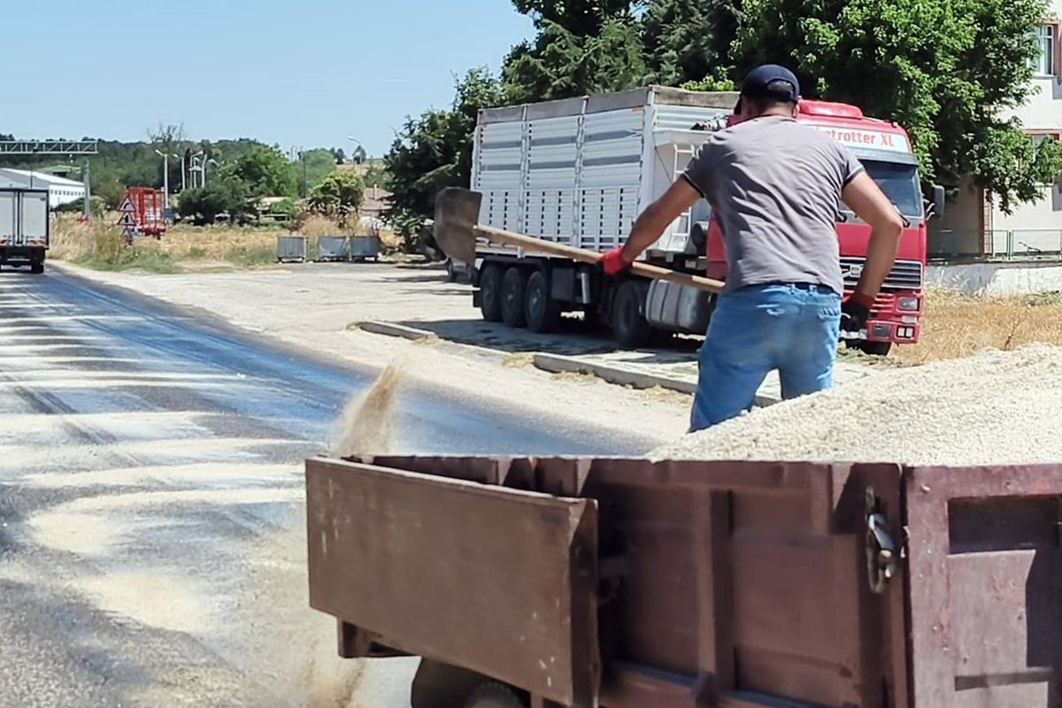 Edirne'de kavurucu sıcaklar asfaltı eritti: Belediye ekipleri yola kum serdi