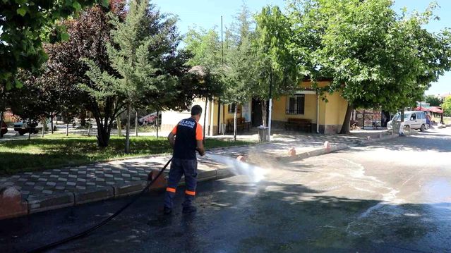 Elazığ’da belediye ekiplerinin, temizlik mesaisi sürüyor
