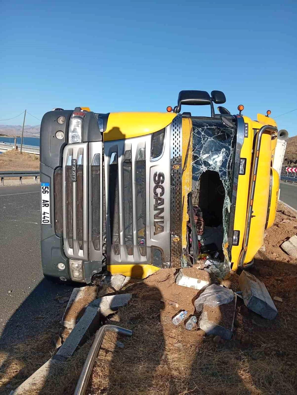 Elazığ'da hayvan yüklü tır devrildi: 2 yaralı
