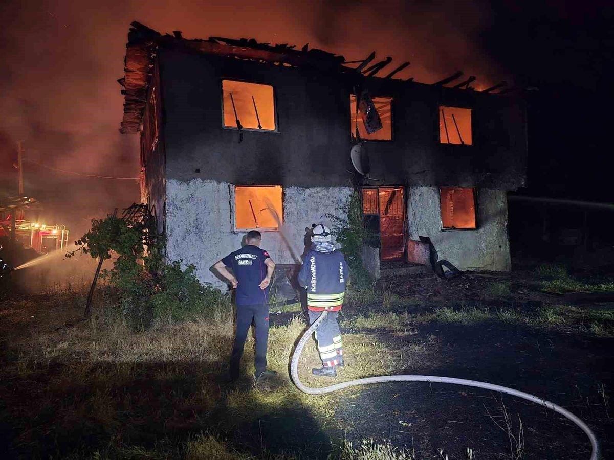 Kastamonu Kadıoğlu köyünde yanan ev