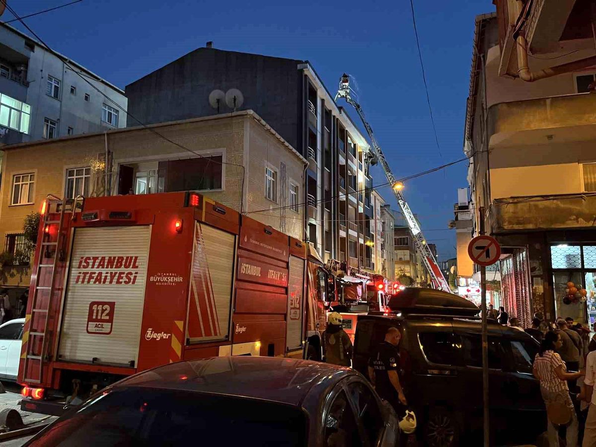 Esenler'de 4 katlı binada çıkan yangın çatıya sirayet etti