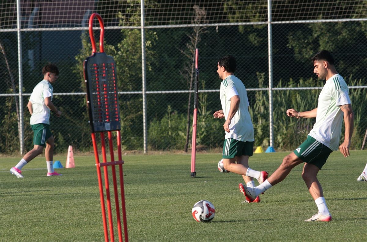 Esenler Erokspor futbol takımı Bolu'da yeni sezon için kamp yapıyor.