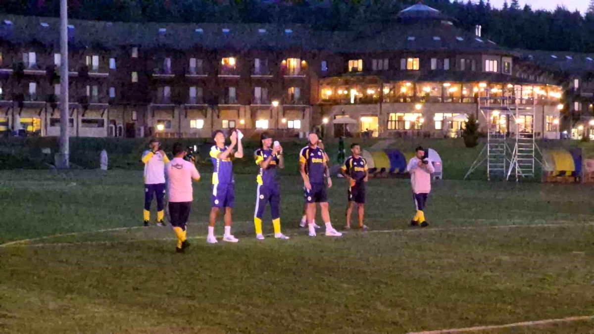 Fenerbahçe taraftarları Düzce Topuk Yaylası'nda futbolculara meşalelerle destek veriyor.