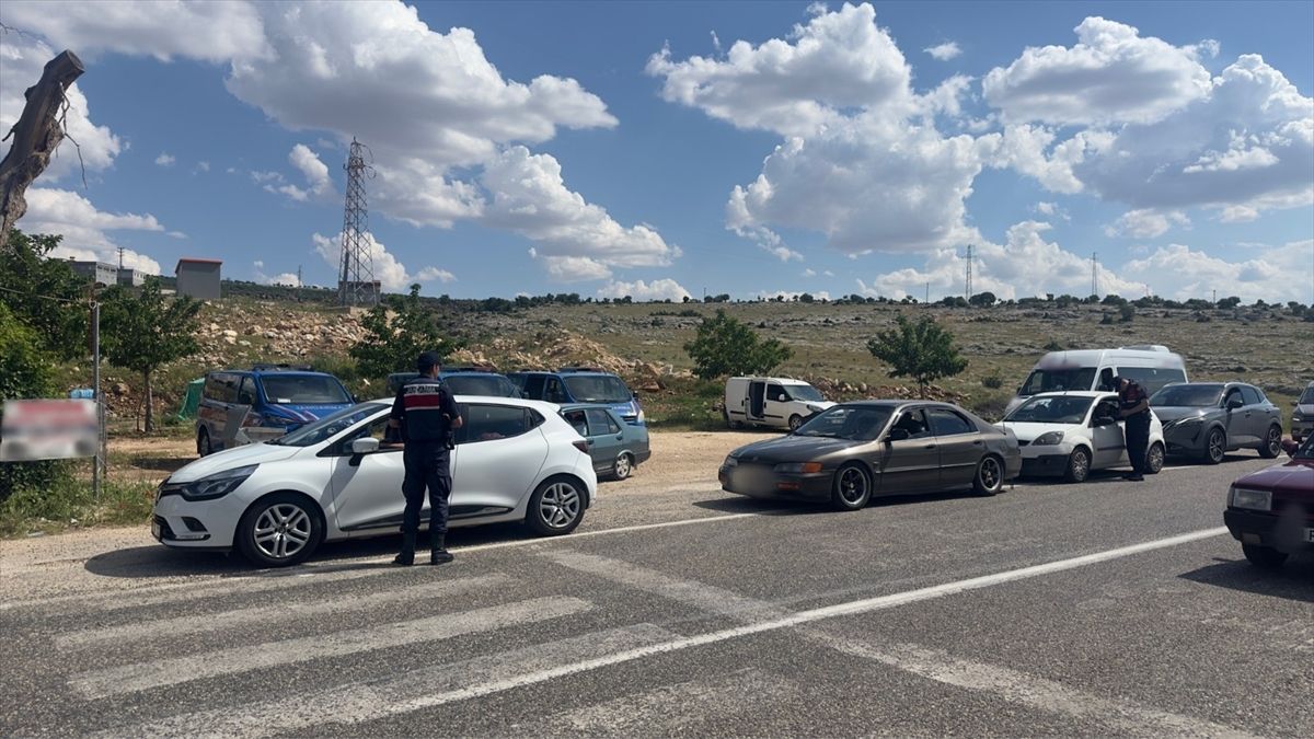 Gaziantep'te 'Şok Yol Kontrol Uygulaması'nda 74 aranan şüpheli yakalandı