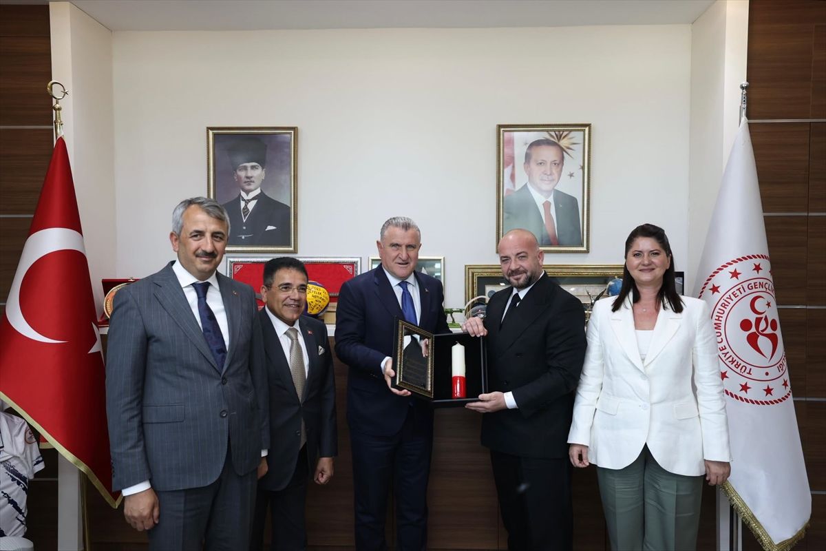 Gençlik ve Spor Bakanı Bak kırmızı dipli mumla Kırkpınar'a davet edildi