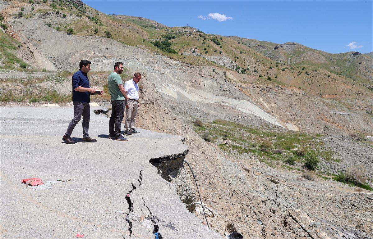 Hakkari'de dev heyelan: 8 milyon metreküp toprak kaydı
