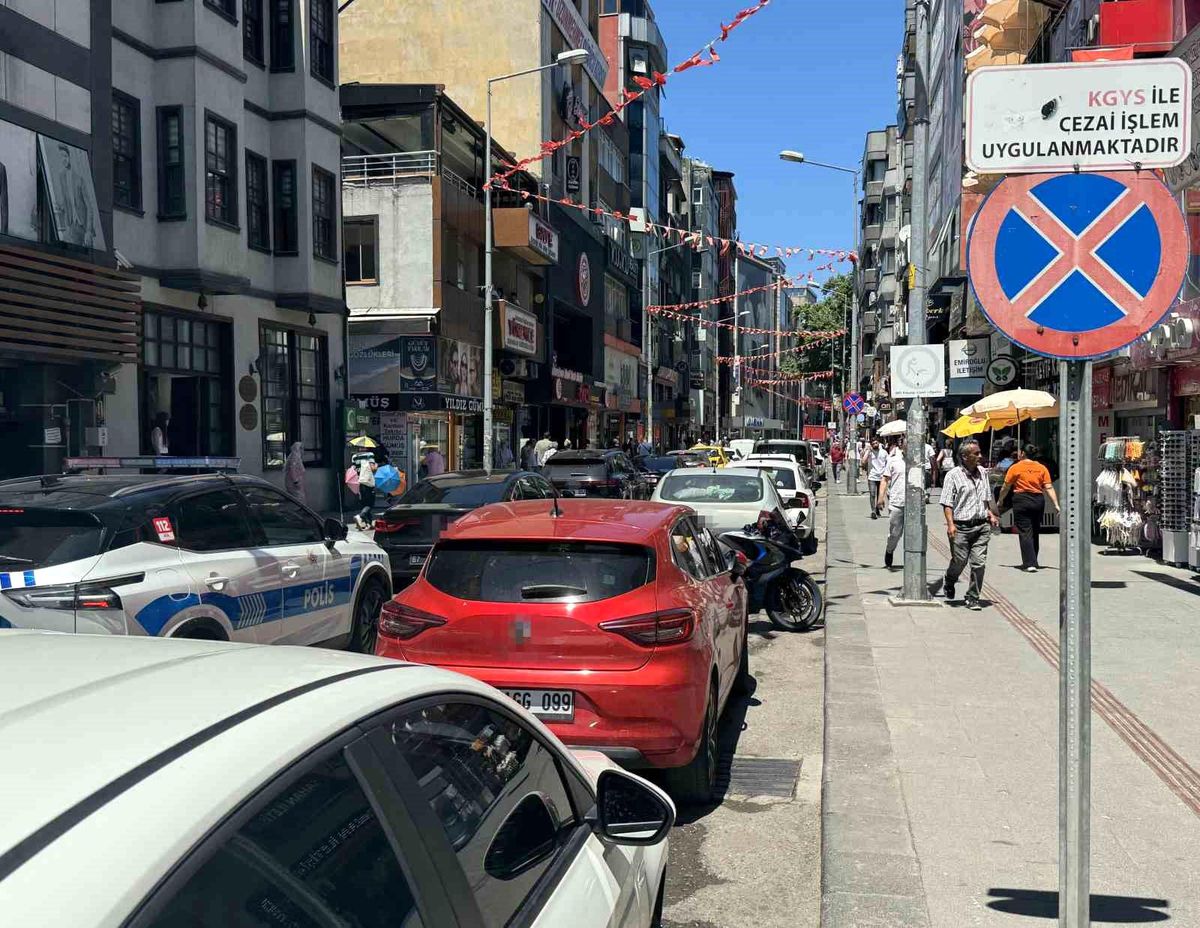 Hatalı parklar trafiği zaman zaman aksatıyor