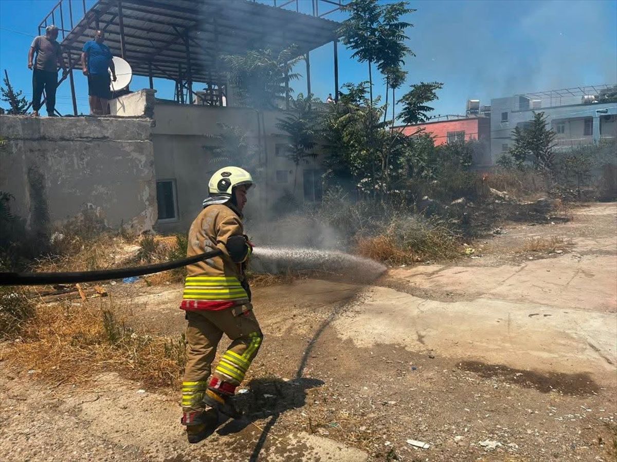 Hatay'da otluk alanda çıkan yangın söndürüldü