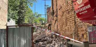 Kadıköy'de bina yıkımı sırasında göçük altında kalan 2 işçi kurtarıldı