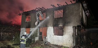Kastamonu'da 2 katlı ev yandı