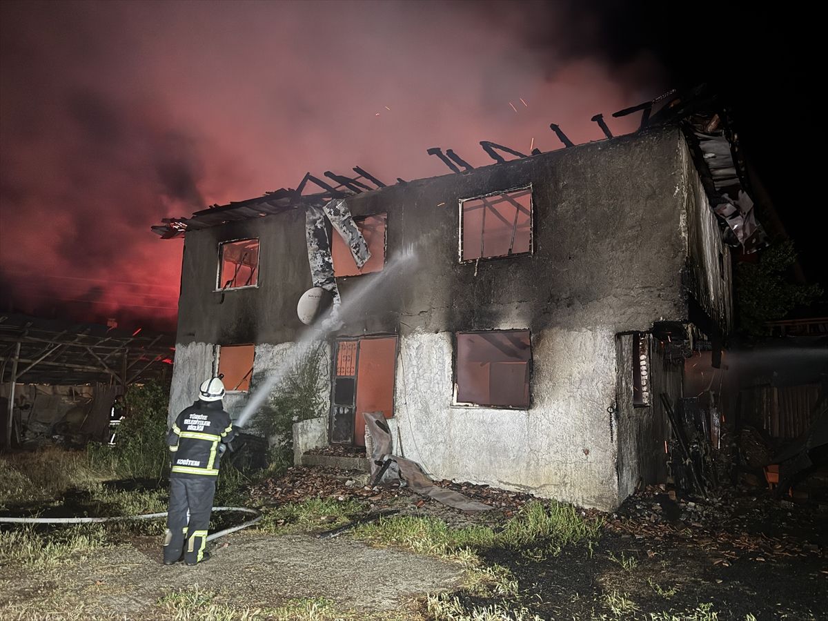 Kastamonu'da 2 katlı ev yandı
