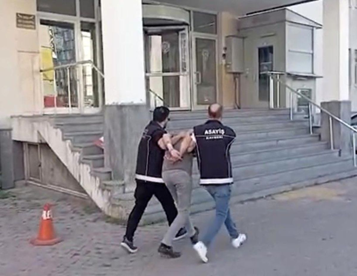 Kayseri'de polis ekiplerinin operasyonuyla yakalanan ve cezaevine götürülen bir şahıs.