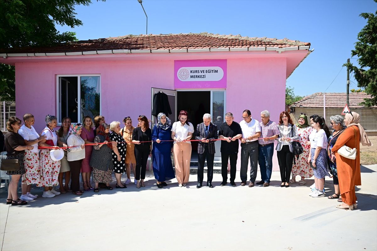 Kırklareli Valisi Turan, yıl sonu dikiş ve giyim sergisi açılışına katıldı