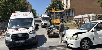 Kocaeli'de iş makinesiyle çarpışan otomobildeki 2 kişi yaralandı