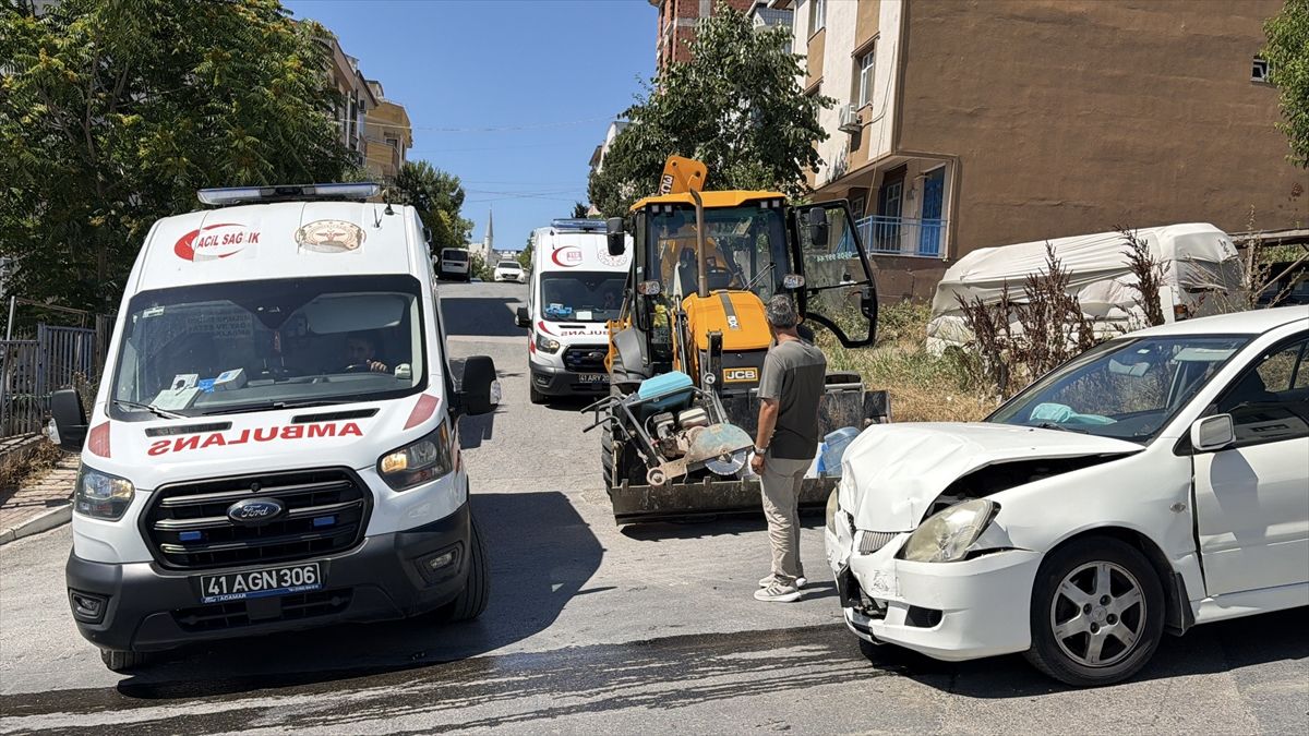 Kocaeli'de iş makinesiyle çarpışan otomobildeki 2 kişi yaralandı