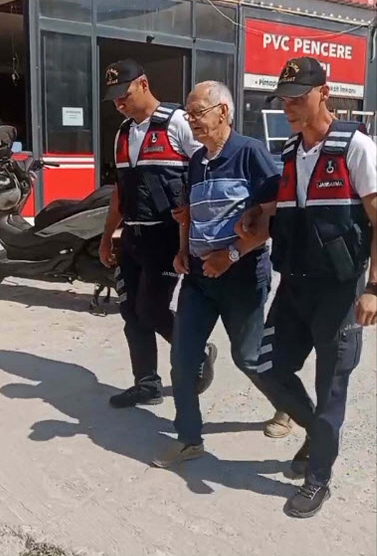 Kuşadası Esnaf ve Sanatkarlar Kredi Kefalet Kooperatifi önünde polis ekipleri